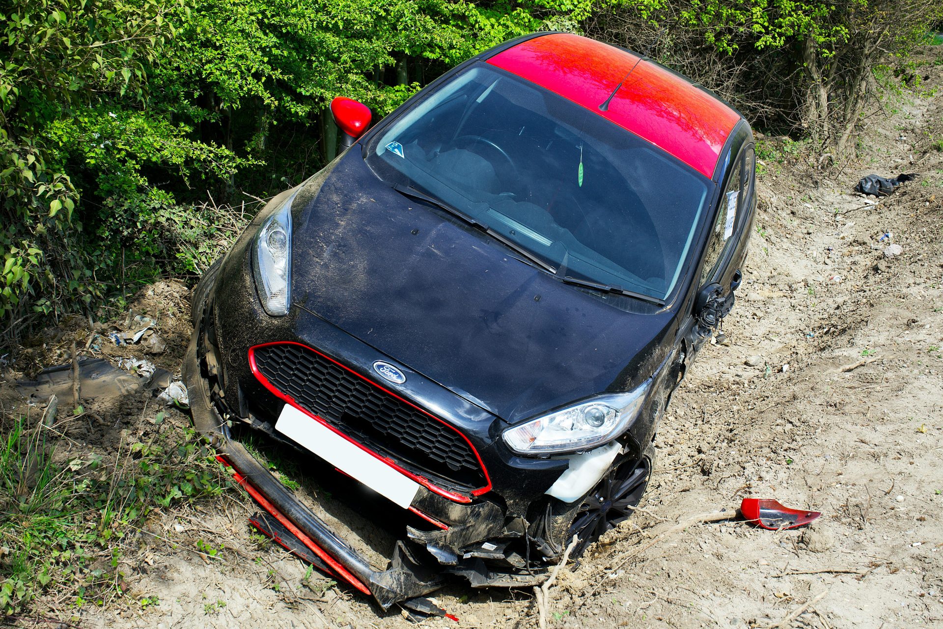 Beschädigtes Auto nach einem Unfall auf einer unbefestigten Straße in Welwyn Garden City, Großbritannien.