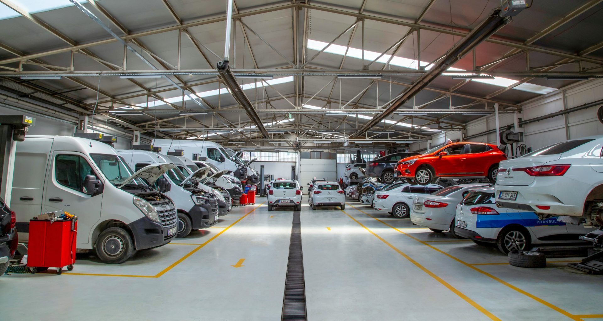 Eine Lagerhalle voller Autos und Lastwagen