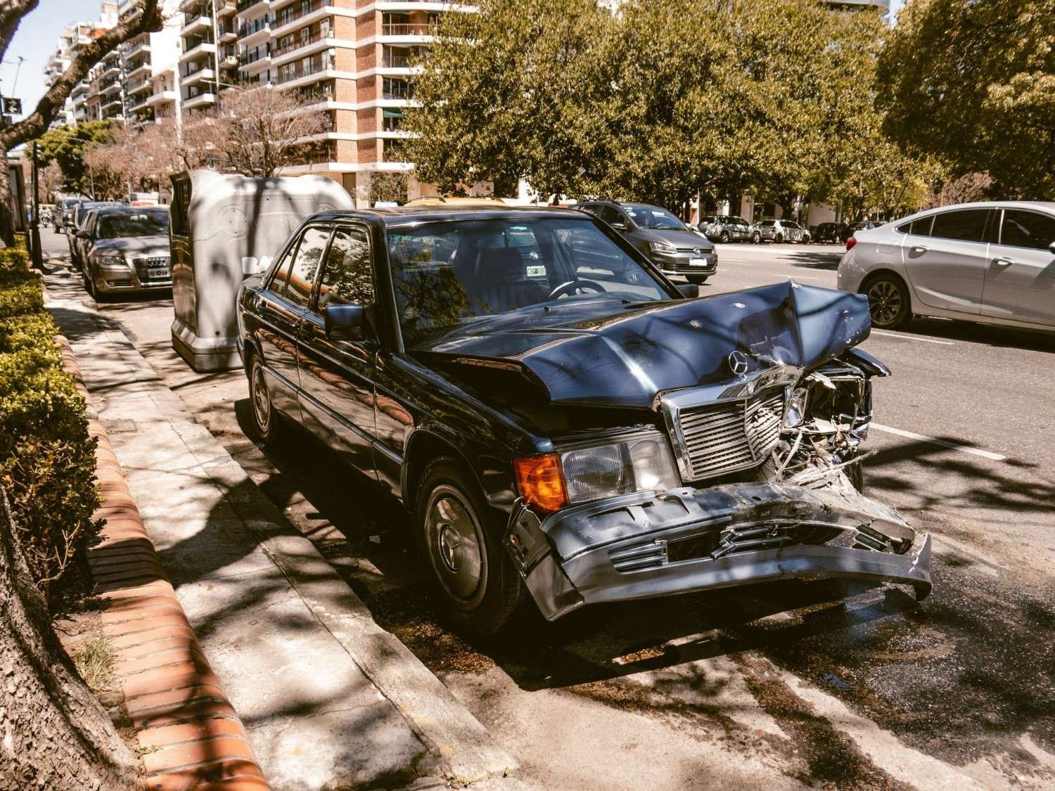ein Auto, das am Straßenrand steht