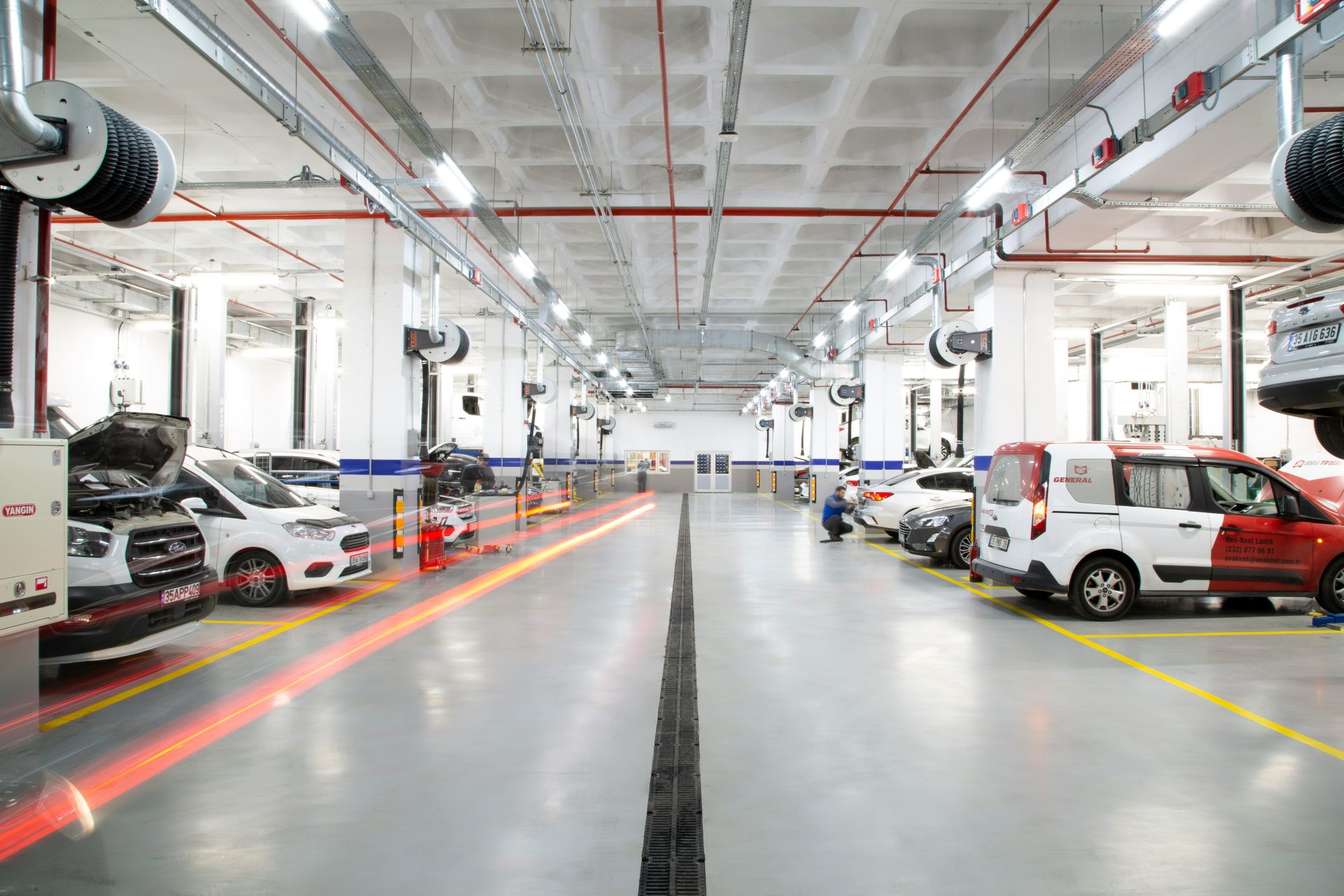 Eine große Lagerhalle mit vielen darin geparkten Autos