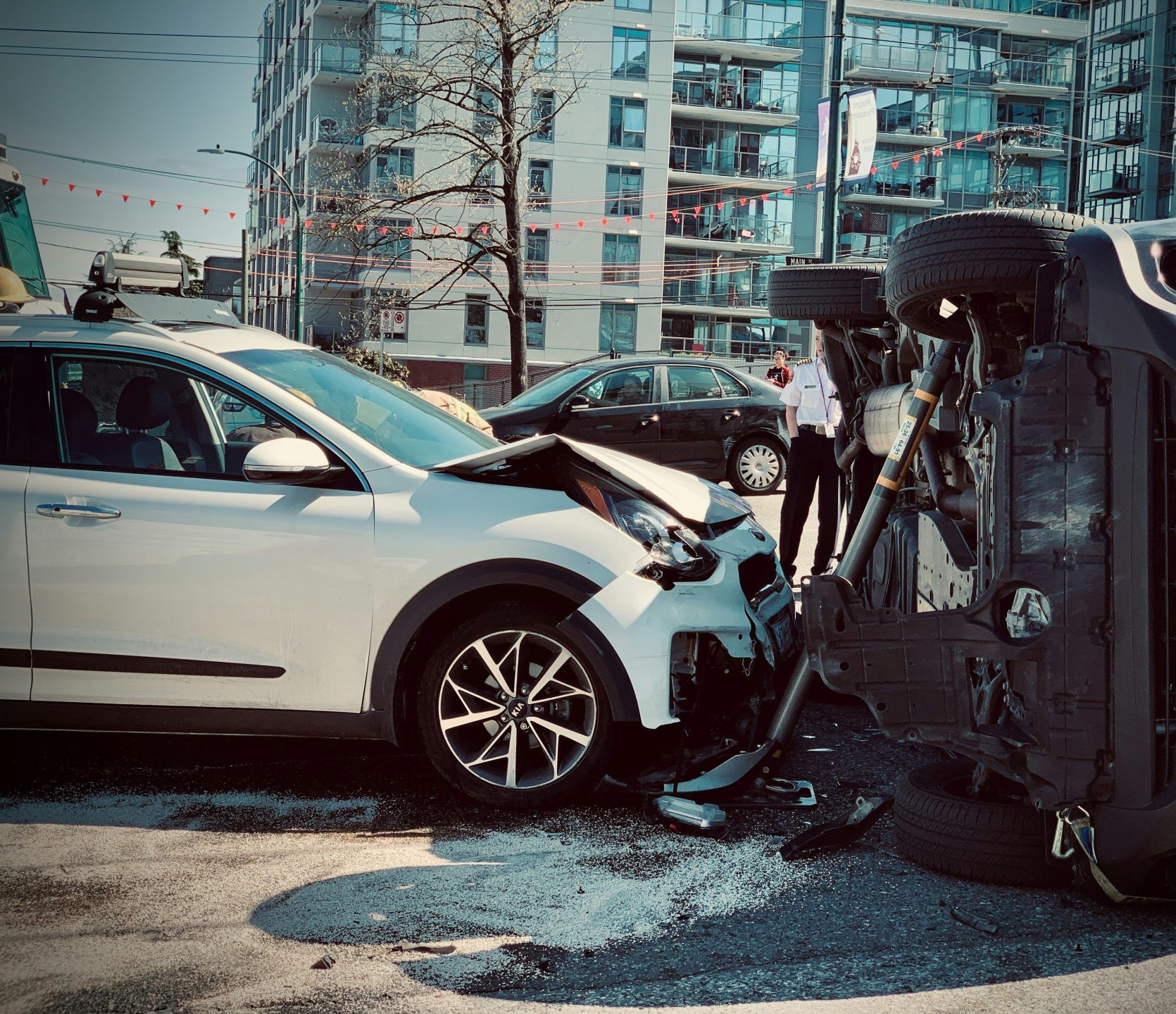 Zwei Autos sind in einen Frontalzusammenstoß verwickelt.