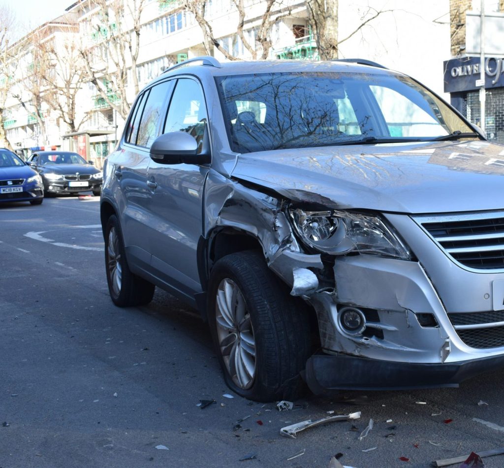 ein Auto, das von einem anderen Auto angefahren wurde