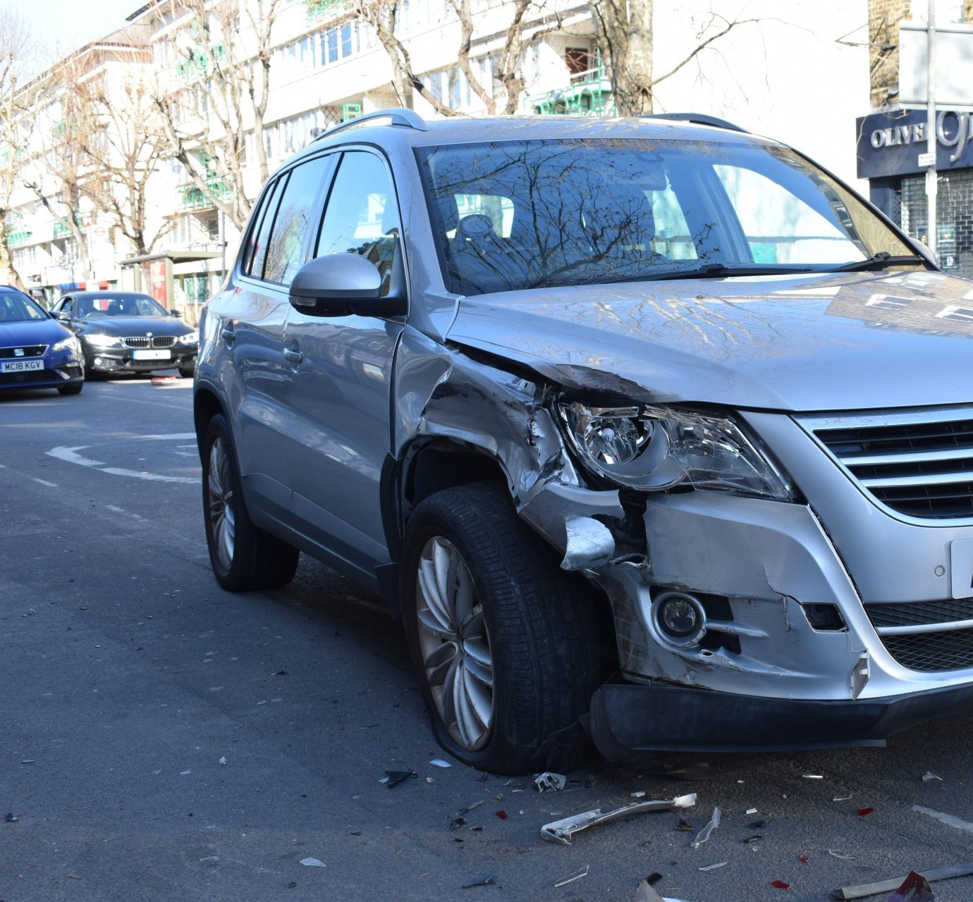 ein Auto, das von einem anderen Auto angefahren wurde