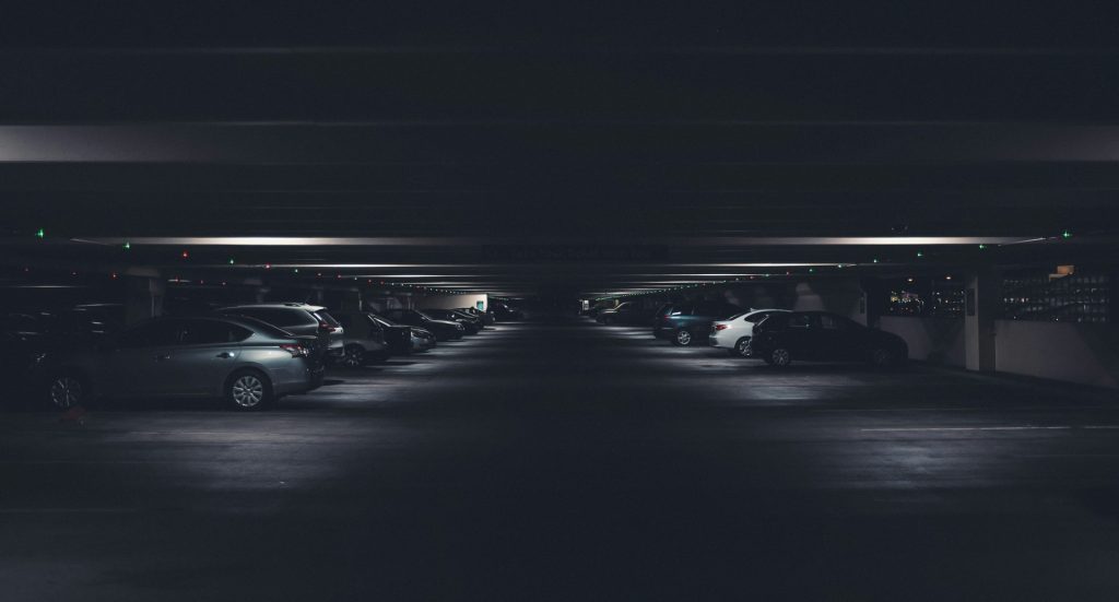 Auto unter dem Gebäude
